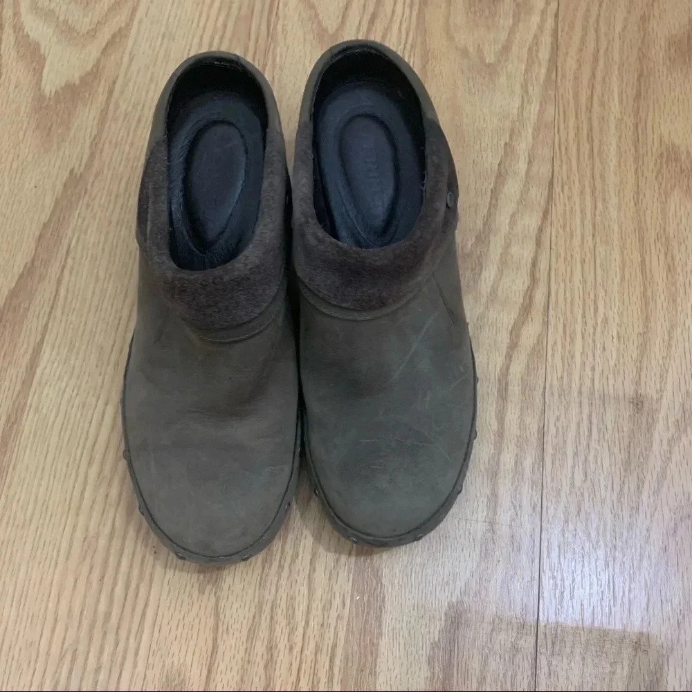 Merrell suede slip on clogs - Picture 3 of 9